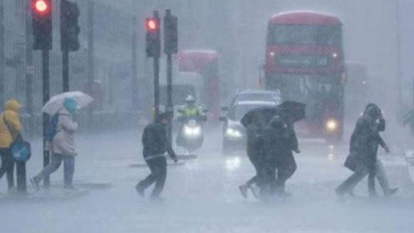 تضرب ولا تبالي.. تحذيرات عاجلة بسبب العاصفة إيوين