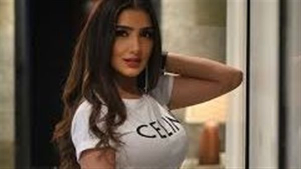  فستان جريء.. مي عمر تشعل السوشيال ميديا بهذه الإطلالة | شاهد