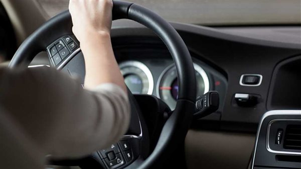 هل قيادة السيارة بيد واحدة تعد مخالفة؟