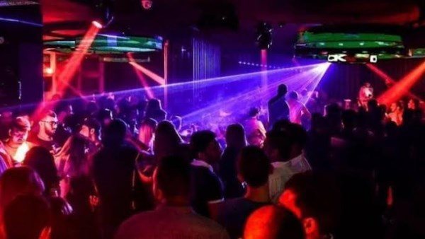  4 فتيات يحرضن على الفسق.. الشرطة تداهم ملهى ليلي بالعجوزة 