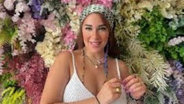 بالجينز.. اسما شريف منير تثير ضجة بهذه الإطلالة | شاهد