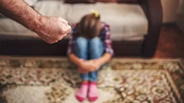  لفقدان عذريتها.. القصة الكاملة لتعذيب أب لابنته حتى الموت بالبدرشين 