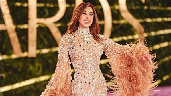 لن تتوقعه.. سعر فستان نجوى كرم الفضي يثير الجدل | شاهد