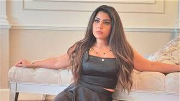  بمعطف فرو أنيق.. أيتن عامر تثير ضجة بإطلالتها في باريس | شاهد 