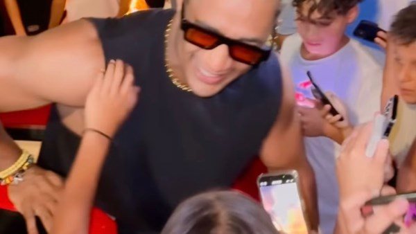  موقف مفاجئ.. الجمهور يحاصر محمد رمضان في الشارع 