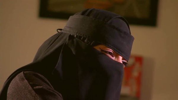 طلبت منه الخلع.. زوج ينشر صور وفيديوهات فاضحة لزوجته