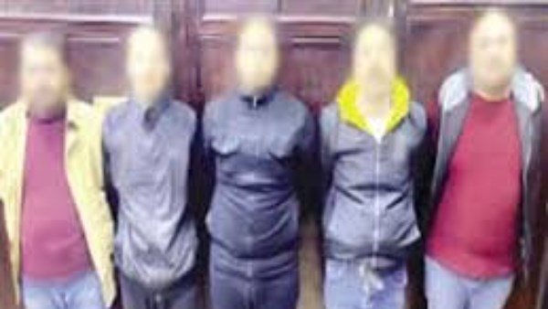  ضربوا أخوهم وخطفوهم..تفاصيل مثيرة في هتك عرض فتاتين تحت التهديد على يد 5 شباب بالهرم 