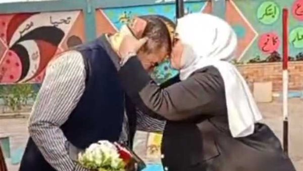 بوكيه ورد وقبلة يد في طابور الصباح.. القصة الكاملة لوكيلة المدرسة وزوجها بالشرقية | فيديو