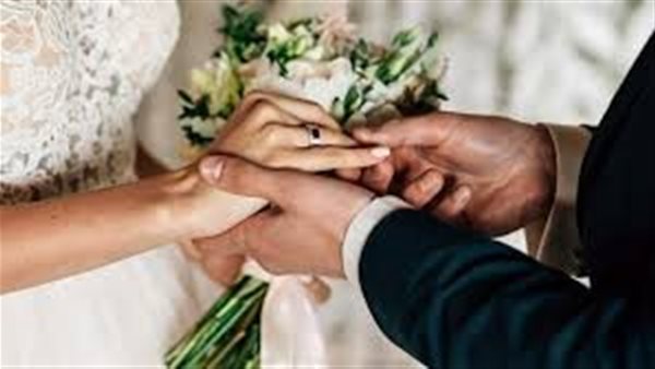  من معجبة إلى مطلقة.. حكاية زوجة تركت حياتها بسبب وهم حب مع مطرب مشهور 