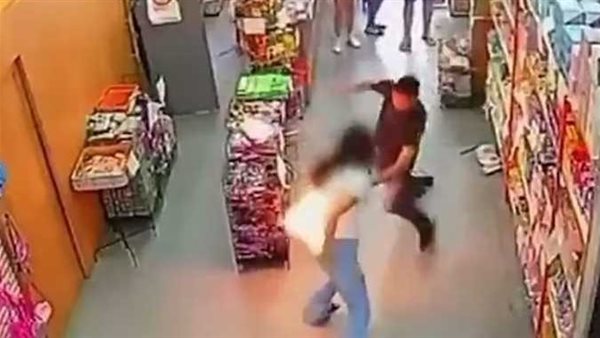 النيران غطّت سروالها بالكامل.. لقطات صادمة لاشتعال موبايل في جيب فتاة | فيديو