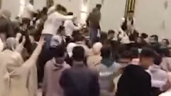 تفاصيل خناقة فرح الشرقية.. المعازيم كسروا القاعة والعريس قلع الحزام ونزل ضرب في أهل العروسة | شاهد الفيديو 