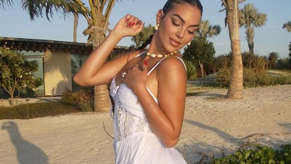 فستان فوشيا مجسم.. جورجينا تثير الجدل بهذه الإطلالة | شاهد 