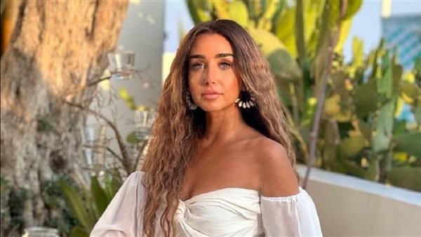 كتف وكتف.. هنا الزاهد تثير الجدل بإطلالتها أمام الأهرامات | شاهد