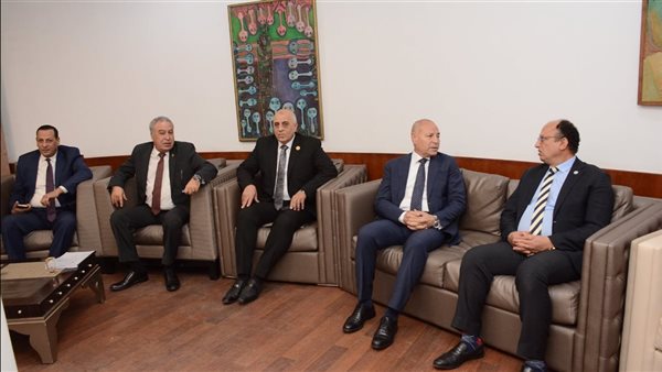  مجمع الفنون بجامعة حلوان يستضيف مناقشة علمية حول التحول الرقمي.. صور 