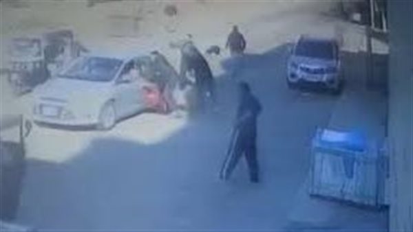 كواليس سحل سيدة وشقيقتها بسيارة طليقها أمام محكمة الأسرة | شاهد