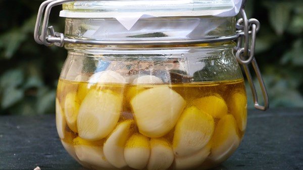  كوارث غير متوقعة..لماذا يمنع تخزين الثوم في الثلاجة وما هي الطريقة الأفضل لحفظه؟ 