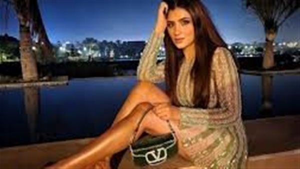 فستان مجسم.. مي عمر تثير الجدل بهذه الإطلالة | شاهد