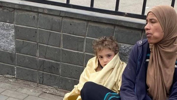 مش مخطوف.. القصة الكاملة للعثور على طفل أشقر مع متسولة بميدان الألف مسكن | شاهد