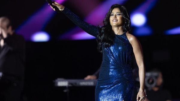 رشاقة وفستان مجسم.. روبي تثير الجدل بهذه الإطلالة | شاهد