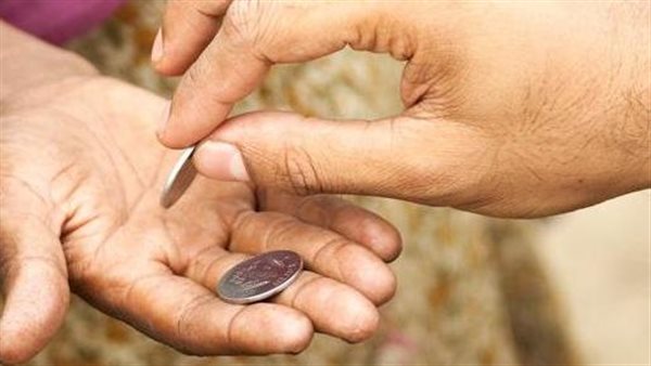  هل تجوز الصدقة أو الزكاة على شخص مدخن؟.. أمين الفتوى يجيب | فيديو