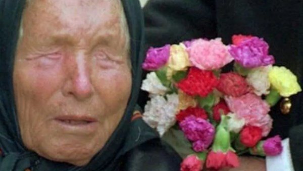 سيد العالم ولقاء أول بالفضائيين.. مفاجأة مثيرة في تنبؤات العرافة العمياء لـ2025 