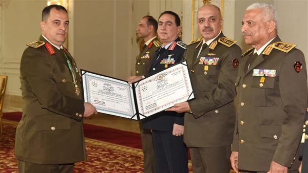 وزير الدفاع يكرم عددًا من القادة الذين أوفوا العطاء بالقوات المسلحة.. صور