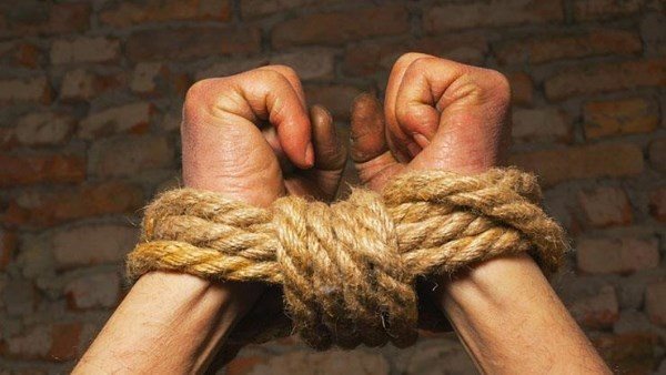  كتفها بالحبال.. تفاصيل مثيرة في اقتحام عاطل شقة جدة خطيبته السابقة بالظاهر 