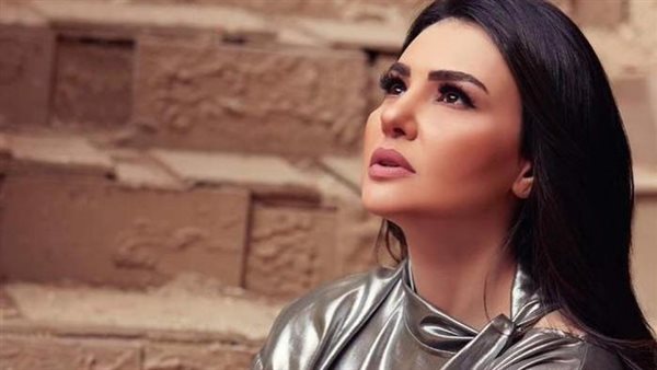  بالشورت.. دينا فؤاد تثير الجدل في أحدث جلسة تصوير | شاهد