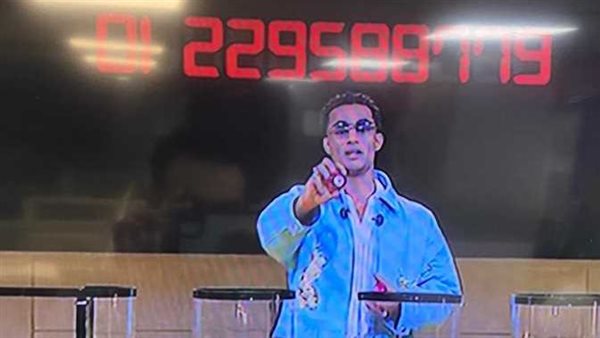 «عشان بيخرجها».. محمد رمضان يفاجئ رجلًا وزوجته بمبلغ مالي