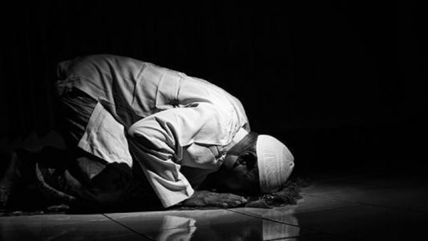  تسبب العمى.. حركة في الصلاة حذر النبي من فعلها تجنبها في التراويح 