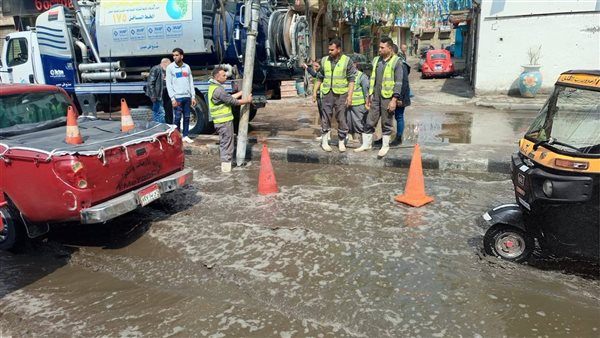 انتشار معدات شفط المياه وفرق الطوارئ بالقاهرة والجيزة للتعامل مع مياه الأمطار | شاهد
