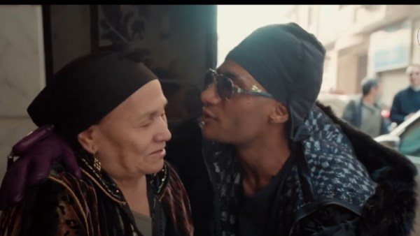  نفسي أعمل عملية وأفتح عيني تاني.. محمد رمضان يحقق حلم الست العجوز | فيديو