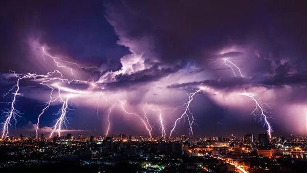 بعد وفاة سيدة بالغربية.. كيف تنقذ نفسك من البرق؟