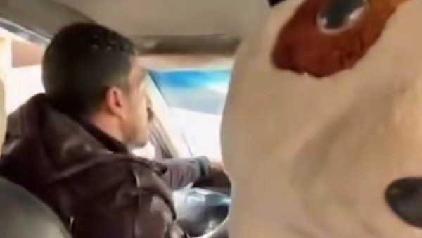  مش هتنزلى من العربية.. حكاية سائق تطبيق النقل الذكى والفتاة الاجنبية بالقاهرة 