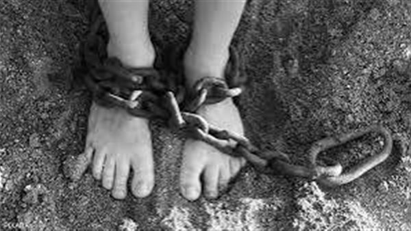 تفاصيل مأساوية في واقعة تقييد صغيرين بسلاسل حديدية من الرقبة ببولاق الدكرور 