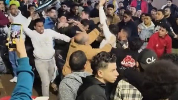  خناقة على الكراسي..القصة الكاملة لمشاجرة السحور داخل أشهر مطعم فول في رمسيس | شاهد