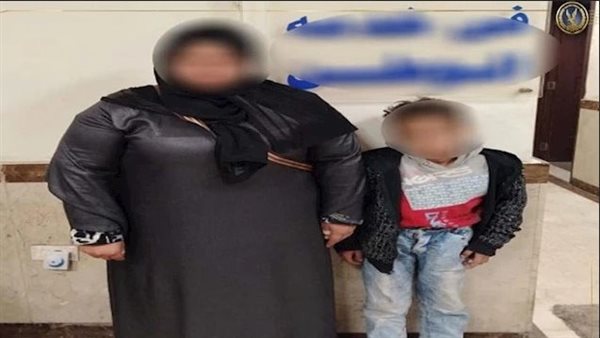 مشهد مرعب.. طفل يستجدي المارة ويتشبث بسيارة متحركة بالقاهرة