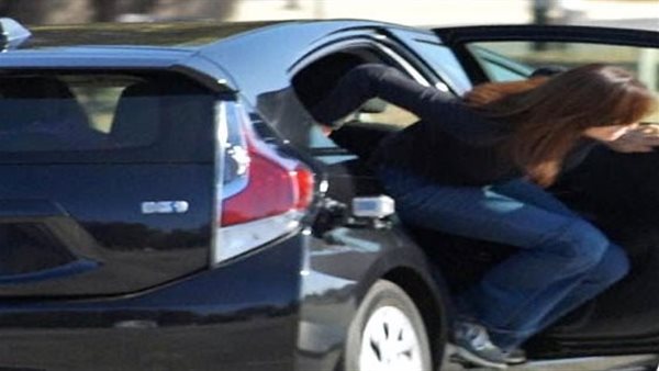 فيديو مثير للجدل.. حقيقة سحب سيدة من سيارة وإلقائها في الشارع