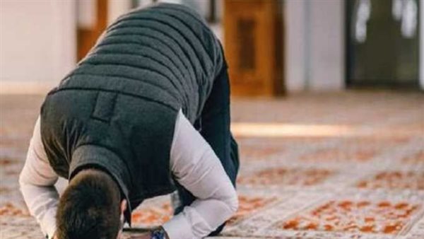 أيهما أفضل ثوابًا.. أداء الصلاة في أول وقتها منفردًا أم في آخر وقتها جماعة؟