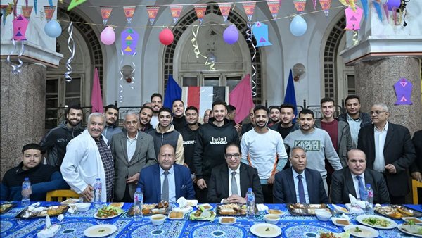 رئيس جامعة القاهرة يشارك طلاب المدينة الجامعية مائدة الإفطار.. صور
