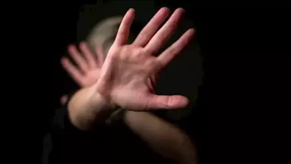 سقاها مادة كاوية.. والد زوجة سوهاج يكشف تفاصيل اعتداء زوجها | فيديو