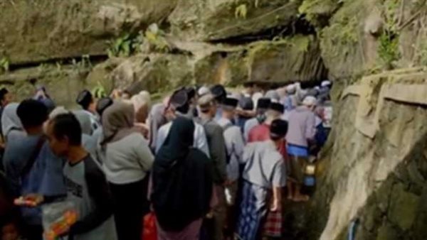 يقصده الآلاف ومياه صخوره تشبه زمزم.. قصة «كهف مقدس» يزعمون أنه ممر يؤدي إلى الكعبة | فيديو
