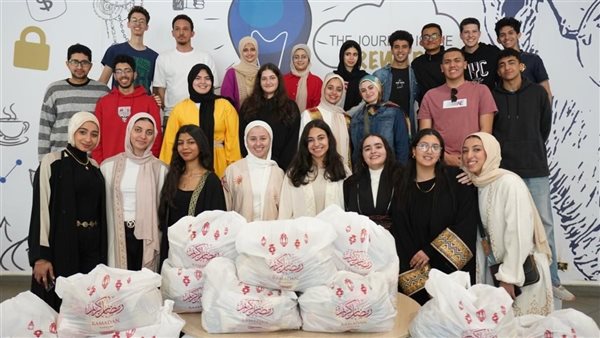 جامعة مصر للمعلوماتية تنظم حفل إفطار جماعي لطلابها وتوزع شنط رمضان علي العمالة بمدينة المعرفة