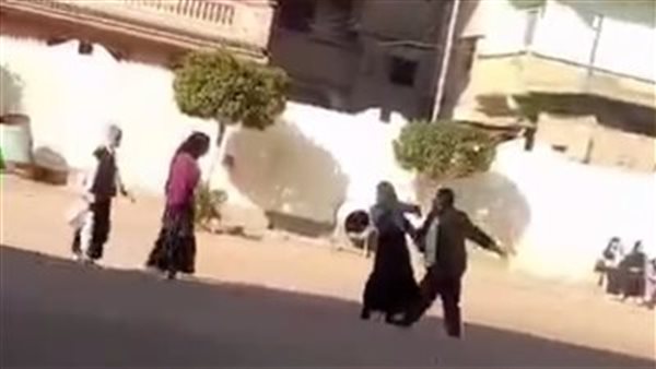 ضرب الطالبات بالشلوت.. قرار عاجل من التعليم ضد مدير مدرسة بالبحيرة بعد انتشار فيديو الواقعة | شاهد