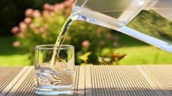 حالة واحدة لا تبطل الصيام.. حكم شرب الماء في نهار رمضان للحر الشديد