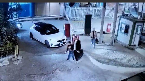 لقطات مروعة.. فتاة تدهس أب ونجله داخل جراج مركز تجاري بالإسكندرية | شاهد 