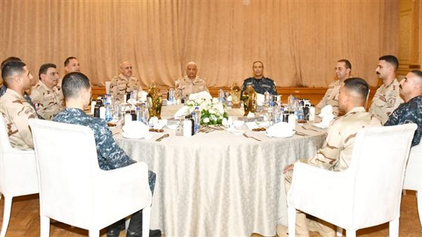 وزير الدفاع والإنتاج الحربى يتناول وجبة الإفطار مع مقاتلى القوات البحرية والمنطقة الشمالية العسكرية 