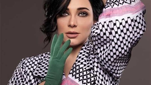 سلاف فواخرجي تكشف حقيقة دفاعها عن بشار الأسد وسر سيارته الفارهة | فيديو