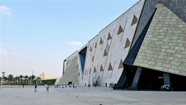 الجامعة الأمريكية بالقاهرة تتعاون مع المتحف المصري الكبير لتدريب المرشدين السياحيين والمصورين