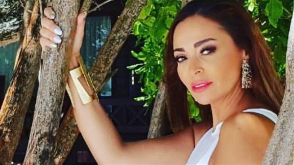 ملفتة.. داليا البحيري تثير الجدل بهذه الإطلالة | شاهد
